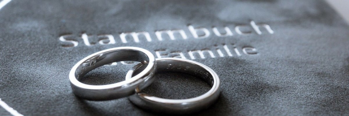 Eheringe auf dem Stammbuch